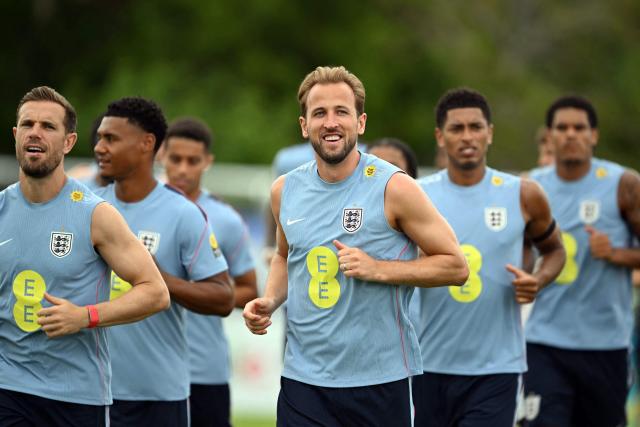 England's forward #09 Harry Kane (C) and teammates warm up during a training session as part of the team's preparation for its FIFA World Cup football tournament opening match against Croatia at the team's training camp in Palm Beach Gardens on June 9, 2026. (Photo by CHANDAN KHANNA / AFP)