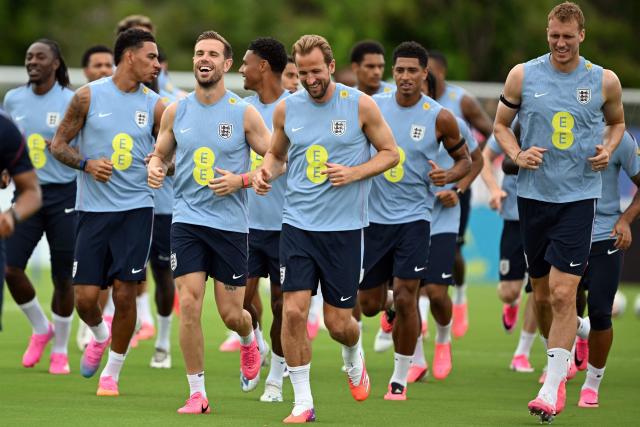 (LtoR) England's midfielder Morgan Rogers, England's midfielder Jordan Henderson, England's forward #09 Harry Kane, England's midfielder #10 Jude Bellingham and England's defender Dan Burn warm up during a training session as part of the team's preparation for its FIFA World Cup football tournament opening match against Croatia at the team's training camp in Palm Beach Gardens on June 9, 2026. (Photo by CHANDAN KHANNA / AFP)