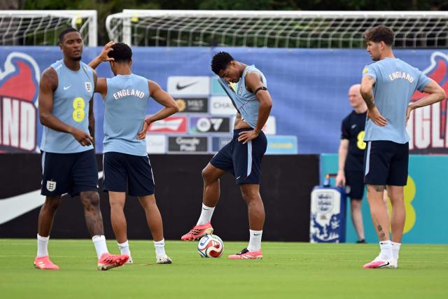 England's midfielder #10 Jude Bellingham (C) takes part in a training session as part of the team's preparation for its FIFA World Cup football tournament opening match against Croatia at the team's training camp in Palm Beach Gardens on June 9, 2026. (Photo by CHANDAN KHANNA / AFP)