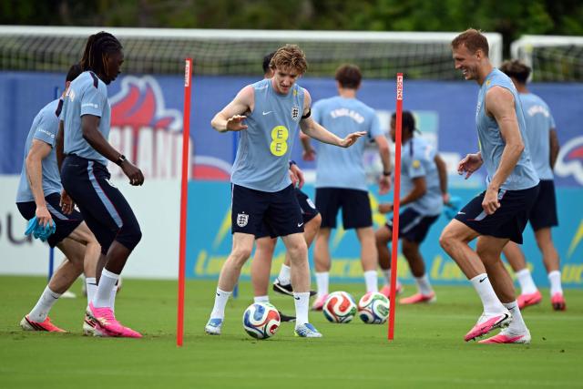England's forward #18 Anthony Gordon (C) and England's defender #15 Dan Burn (R) practice during a training session as part of the team's preparation for its FIFA World Cup football tournament opening match against Croatia at the team's training camp in Palm Beach Gardens on June 9, 2026. (Photo by CHANDAN KHANNA / AFP)