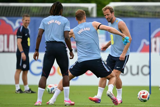 England's forward #09 Harry Kane (R) practices during a training session as part of the team's preparation for its FIFA World Cup football tournament opening match against Croatia at the team's training camp in Palm Beach Gardens on June 9, 2026. (Photo by CHANDAN KHANNA / AFP)