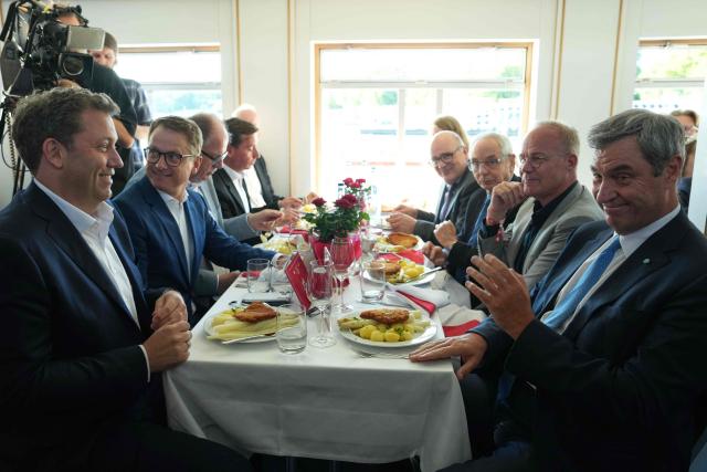 Bavaria's State Premier and leader of the conservative Christian Social Union (CSU) Markus Soeder (R) sits opposite German Vice Chancellor and Finance Minister Lars Klingbeil (L) at the Social Democratic Party's (SPD) 'Seeheimer Kreises Spargelfahrt' (Asparagus tour of the Seeheimer Group) in Berlin, on June 9, 2026. (Photo by Markus Schreiber / POOL / AFP)
