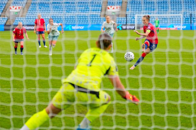 Norway's forward #10 Caroline Hansen has her penatly saved by Austria's goalkeeper #01 Mariella El Sherif during the FIFA Women's World Cup Europe Zone Qualifiers football match between Norway and Austria in Oslo on June 9, 2026. (Photo by Heiko Junge / NTB / AFP) / Norway OUT