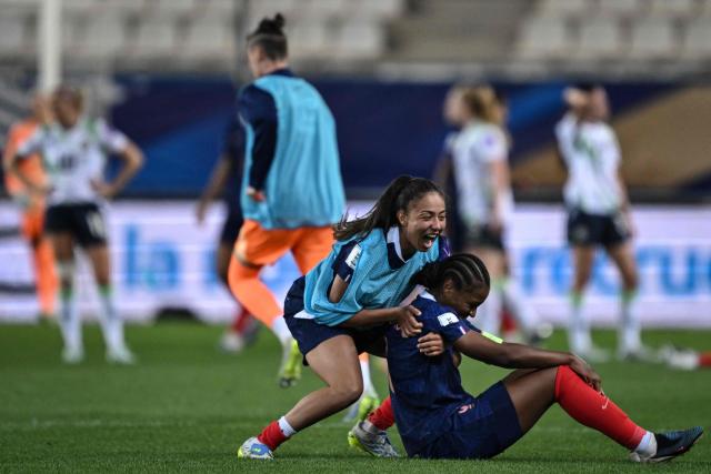France players celebrate after winning the FIFA Women's World Cup Europe Zone Qualifiers League A Group 2 football match between France and the Republic of Ireland at the Stade des Alpes stadium in Grenoble, French Alps, on June 9, 2026. (Photo by JEFF PACHOUD / AFP)