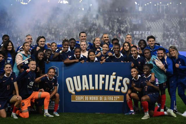France players celebrate their qualification after winning the FIFA Women's World Cup Europe Zone Qualifiers League A Group 2 football match between France and the Republic of Ireland at the Stade des Alpes stadium in Grenoble, French Alps, on June 9, 2026. (Photo by JEFF PACHOUD / AFP)