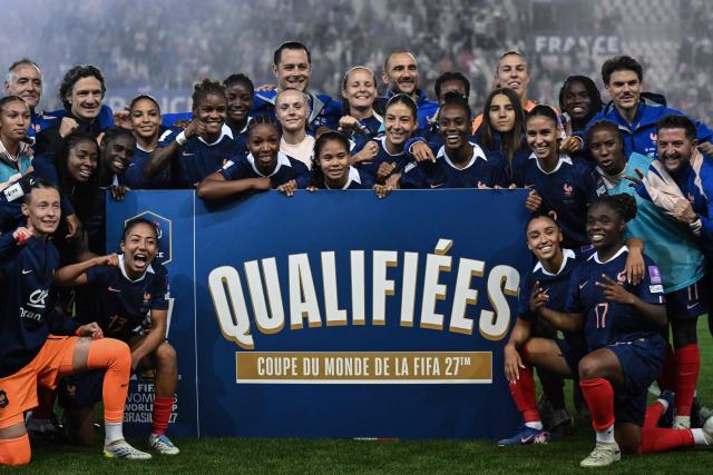 France players celebrate their qualification after winning the FIFA Women's World Cup Europe Zone Qualifiers League A Group 2 football match between France and the Republic of Ireland at the Stade des Alpes stadium in Grenoble, French Alps, on June 9, 2026. (Photo by JEFF PACHOUD / AFP)