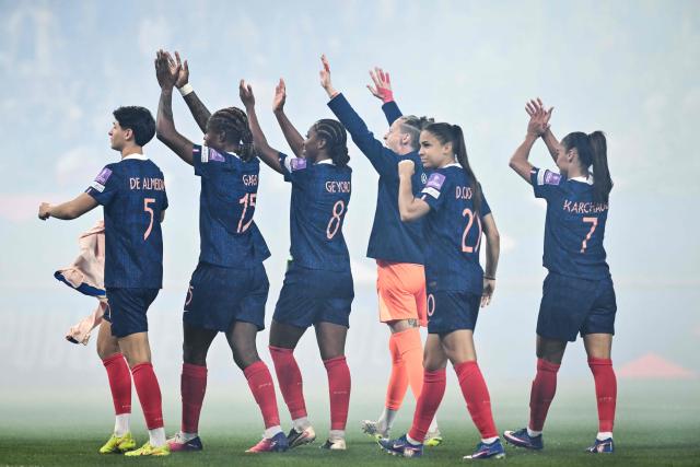 France players celebrate their qualification after winning the FIFA Women's World Cup Europe Zone Qualifiers League A Group 2 football match between France and the Republic of Ireland at the Stade des Alpes stadium in Grenoble, French Alps, on June 9, 2026. (Photo by JEFF PACHOUD / AFP)