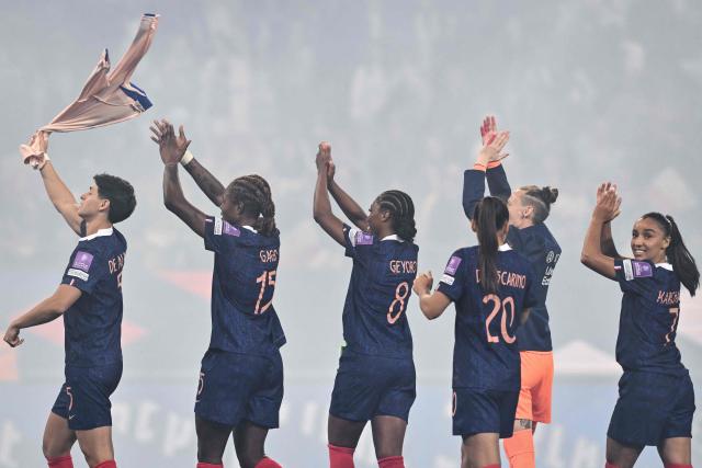 France players celebrate their qualification after winning the FIFA Women's World Cup Europe Zone Qualifiers League A Group 2 football match between France and the Republic of Ireland at the Stade des Alpes stadium in Grenoble, French Alps, on June 9, 2026. (Photo by JEFF PACHOUD / AFP)