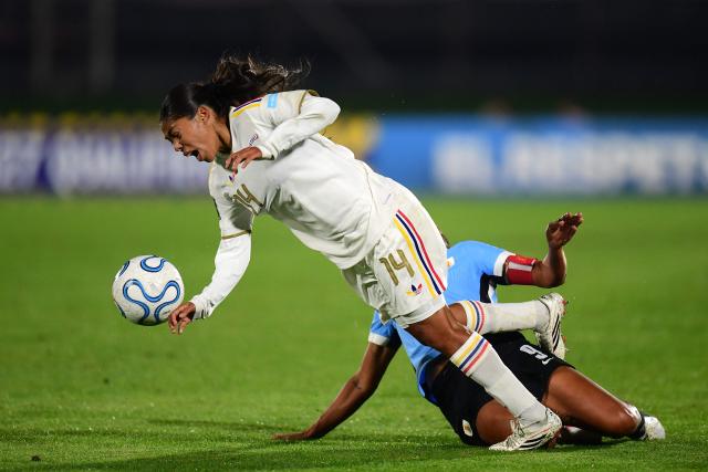 Venezuela's defender #14 Raiderlin Carrasco and Uruguay's midfielder #09 Pamela Gonzalez fight for the ball during the CONMEBOL Nations League Women football match between Uruguay and Venezuela at the Centenario stadium in Montevideo on June 9, 2026. (Photo by Dante FERNANDEZ / AFP)