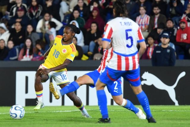 Colombia's forward #18 Linda Caicedo and Paraguay's defender #02 Limpia Fretes fight for the ball during the CONMEBOL Nations League Women football match between Paraguay and Colombia at the Defensores del Chaco stadium in Asuncion on June 9, 2026. (Photo by DANIEL DUARTE / AFP)
