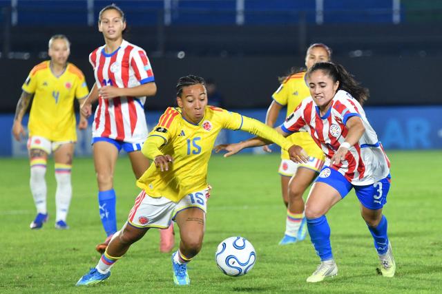Colombia's forward #15 Wendy Bonilla and Paraguay's defender #03 Daysy Bareiro fight for the ball during the CONMEBOL Nations League Women football match between Paraguay and Colombia at the Defensores del Chaco stadium in Asuncion on June 9, 2026. (Photo by DANIEL DUARTE / AFP)