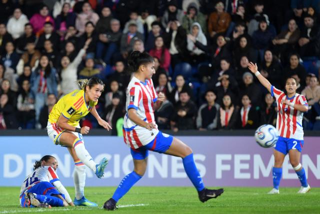 Colombia's midfielder #06 Daniela Montoya (2nd L) shoots past Paraguay's forward #14 Dulce Quintana (L) and defender #16 Fiorela Martinez during the CONMEBOL Nations League Women football match between Paraguay and Colombia at the Defensores del Chaco stadium in Asuncion on June 9, 2026. (Photo by DANIEL DUARTE / AFP)