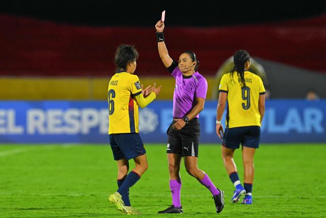 Brazilian referee Edina Alves Batista shows a red card to Ecuador's defender #06 Samanta Aviles during the CONMEBOL Nations League Women football match between Ecuador and Argentina at the Olimpico Atahualpa stadium in Quito on June 9, 2026. (Photo by Rodrigo BUENDIA / AFP)