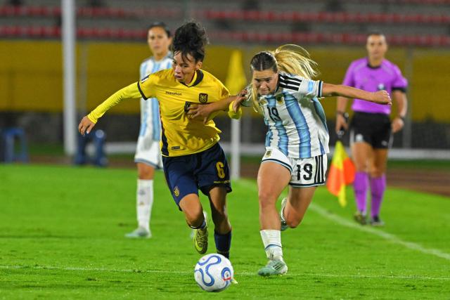 Ecuador's defender #06 Samanta Aviles and Argentina's forward #19 Agostina Holzheier fight for the ball during the CONMEBOL Nations League Women football match between Ecuador and Argentina at the Olimpico Atahualpa stadium in Quito on June 9, 2026. (Photo by Rodrigo BUENDIA / AFP)