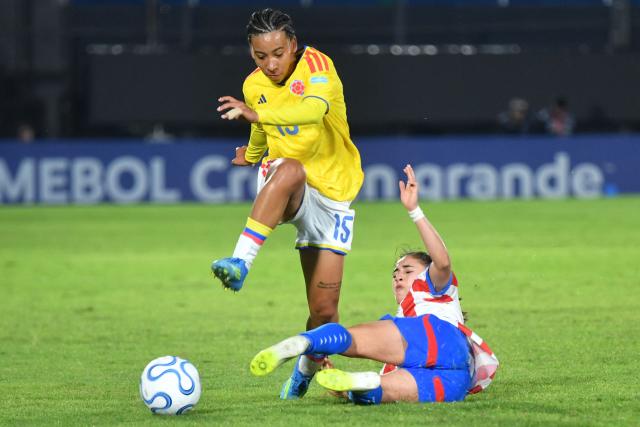 Colombia's forward #15 Wendy Bonilla and Paraguay's defender #03 Daysy Bareiro fight for the ball during the CONMEBOL Nations League Women football match between Paraguay and Colombia at the Defensores del Chaco stadium in Asuncion on June 9, 2026. (Photo by DANIEL DUARTE / AFP)