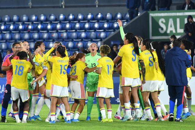 Colombia's players celebrate their victory at the end of the CONMEBOL Nations League Women football match between Paraguay and Colombia at the Defensores del Chaco stadium in Asuncion on June 9, 2026. (Photo by DANIEL DUARTE / AFP)