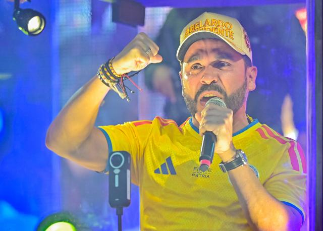 Colombia's presidential candidate Abelardo de la Espriella of the Salvadores de la Patria movement gestures as he speaks to supporters behind bulletproof glass during a campaign rally in Cartagena, Colombia, on June 9, 2026. Colombia will hold the runoff presidential election on June 21. (Photo by Manuel PEDRAZA / AFP)