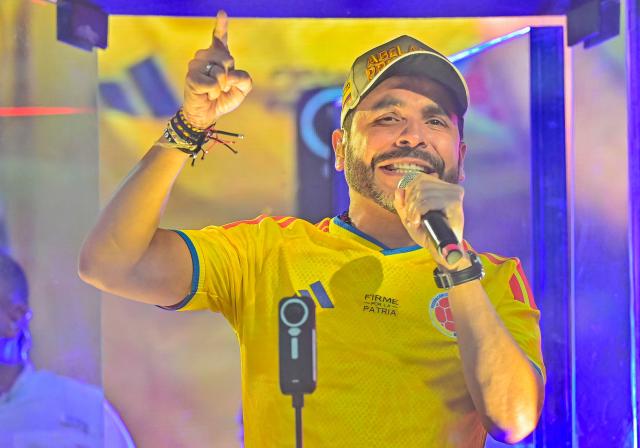 Colombia's presidential candidate Abelardo de la Espriella of the Salvadores de la Patria movement gestures as he speaks to supporters behind bulletproof glass during a campaign rally in Cartagena, Colombia, on June 9, 2026. Colombia will hold the runoff presidential election on June 21. (Photo by Manuel PEDRAZA / AFP)