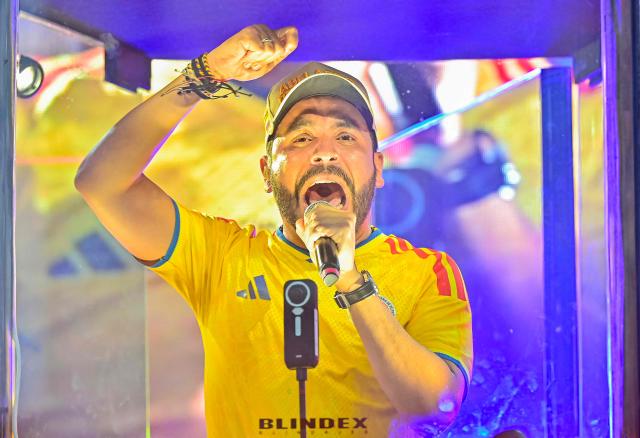 Colombia's presidential candidate Abelardo de la Espriella of the Salvadores de la Patria movement gestures as he speaks to supporters behind bulletproof glass during a campaign rally in Cartagena, Colombia, on June 9, 2026. Colombia will hold the runoff presidential election on June 21. (Photo by Manuel PEDRAZA / AFP)