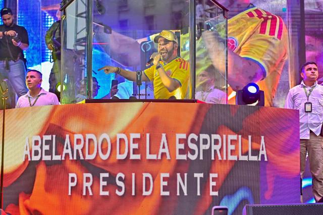 Colombia's presidential candidate Abelardo de la Espriella of the Salvadores de la Patria movement gestures as he speaks to supporters behind bulletproof glass during a campaign rally in Cartagena, Colombia, on June 9, 2026. Colombia will hold the runoff presidential election on June 21. (Photo by Manuel PEDRAZA / AFP)