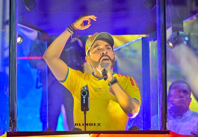 Colombia's presidential candidate Abelardo de la Espriella of the Salvadores de la Patria movement gestures as he speaks to supporters behind bulletproof glass during a campaign rally in Cartagena, Colombia, on June 9, 2026. Colombia will hold the runoff presidential election on June 21. (Photo by Manuel PEDRAZA / AFP)