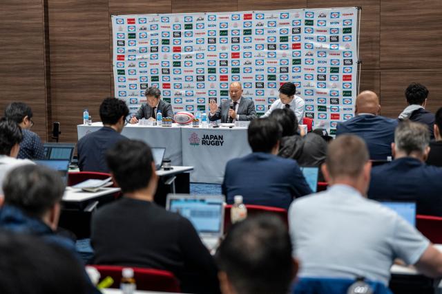 Japan's national rugby union team head coach Eddie Jones (C) speaks during a press conference in Tokyo on June 10, 2026. (Photo by Yuichi YAMAZAKI / AFP)