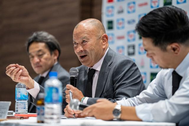 Japan's national rugby union team head coach Eddie Jones (C) speaks during a press conference in Tokyo on June 10, 2026. (Photo by Yuichi YAMAZAKI / AFP)