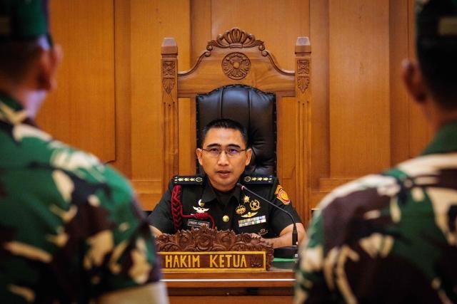 Chief Judge Colonel Fredy Ferdian Isnartanto of the Indonesian Military Legal Corps reads out the verdict for four Indonesian military personnel accused of throwing acid at a human rights activist during a verdict hearing at a military court in Jakarta on June 10, 2026. A military court in Indonesia on June 10 sentenced four soldiers to up to three years in prison for an acid attack on an activist critical of perceived militarisation of the government. (Photo by Yasuyoshi Chiba / AFP)