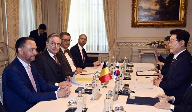 Belgium's Vice-prime minister and Minister of Foreign Affairs Maxime Prevot (L), Prime Minister Bart De Wever and South Korean President Lee Jae Myung (R) take part in a diplomatic meeting in Brussels, on June 10, 2026. (Photo by ERIC LALMAND / Belga / AFP) / Belgium OUT