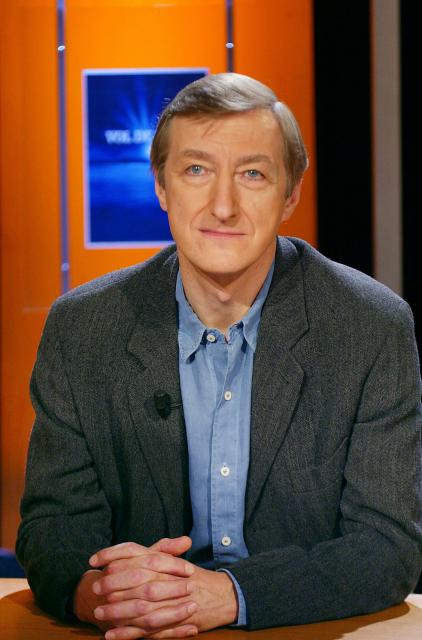 (FILES) British writer Julian Barnes is seen before the beginning of the French channel TF1 literature programm, 06 January 2004 in Paris. Considered one of the most outstanding writers in British fiction of recent decades, Julian Barnes was awarded the Princess of Asturias Award for Literature in Spain on June 10, 2026. (Photo by PIERRE VERDY / AFP)