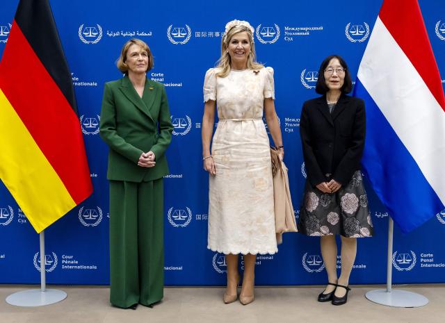 German former judge and wife of Germany's President Elke Büdenbender, accompanied by Queen Máxima of the Netherlands, poses during a visit of the International Criminal Court as part of a three-day visit to the Netherlands, in The Hague on June 10, 2026. (Photo by Remko de Waal / ANP / AFP) / Netherlands OUT