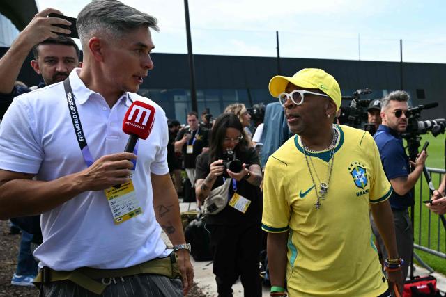 US director and executive producer Spike Lee (R) arrives to attend a training session ahead of Brazil's 2026 FIFA World Cup Group C football match against Morocco in Morris Township on June 10, 2026. (Photo by Mauro PIMENTEL / AFP)