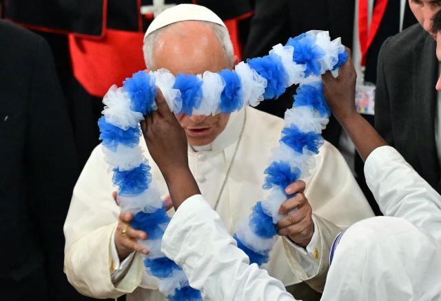 A nun of the Missionaries of Charity order tries to give a garland to Pope Leo XIV, as he leaves after meeting with Diocesan charity and welfare organizations in the Church of Sant Augusti in Montserrat, near Barcelona, on June 10, 2026. Pope Leo XIV is visiting Spain June 6-12 with stops in Madrid, Barcelona, and the Canary Islands, where he will meet with migrants and organisations dedicated to helping them. (Photo by Stefano RELLANDINI / AFP)