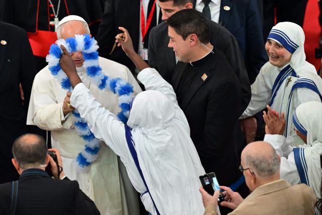 A nun of the Missionaries of Charity order tries to give a garland to Pope Leo XIV, as he leaves after meeting with Diocesan charity and welfare organizations in the Church of Sant Augusti in Montserrat, near Barcelona, on June 10, 2026. Pope Leo XIV is visiting Spain June 6-12 with stops in Madrid, Barcelona, and the Canary Islands, where he will meet with migrants and organisations dedicated to helping them. (Photo by Stefano RELLANDINI / AFP)
