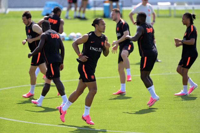 Netherlands' defender #04 Virgil van Dijk warms up a training session ahead of the Netherlands' 2026 FIFA World Cup Group F football match against Japan in Kansas City on June 10, 2026. (Photo by JUAN MABROMATA / AFP)