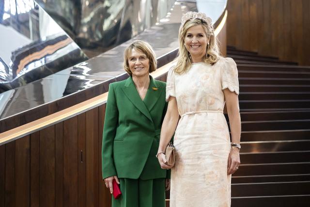 German former judge and wife of Germany's President Elke Büdenbender (L), accompanied by Queen Máxima of the Netherlands, poses during a visit of Fenix, the art museum about migration as part of a three-day visit to the Netherlands, in Rotterdam on June 10, 2026. (Photo by Remko de Waal / ANP / AFP) / Netherlands OUT