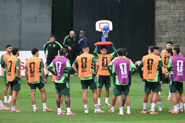 Mexico's players take part in a training session at Centro de Alto Rendimiento (CAR) in Mexico City on June 10, 2026, on the eve of the 2026 World Cup football match between Mexico and South Africa. (Photo by Yuri CORTEZ / AFP)