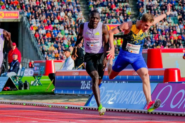 USA's Cooper Lutkenhaus (R) wins ahead of Kenya's Emmanuel Wanyonyi in the Men's 800 m run event of the Olso Diamond League athletics meeting in Oslo, Norway, on June 10, 2026. (Photo by Heiko Junge / NTB / AFP) / Norway OUT