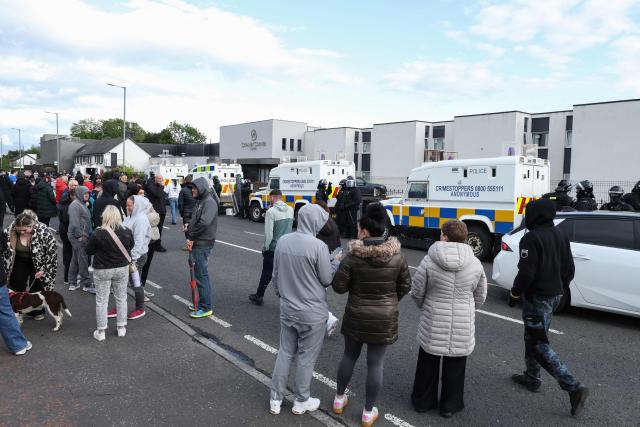 Police in riot gear seal off a hotel previously believed to house migrants from protesters, in the town of Mallusk, Co Antrim, north of Belfast, Northern Ireland, on June 10, 2026. Northern Ireland braced on June 10 for a potential second night of violence directed at immigrants, following unrest that UK authorities say was stoked by far-right activists on social media after a brutal Belfast stabbing. (Photo by Paul Faith / AFP)