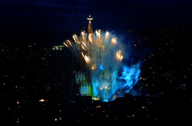 Fireworks are set off around the basilica of the Sagrada Familia after Pope Leo XIV blessed Jesus Christ tower during its inauguration in Barcelona, on June 10, 2026. Pope Leo XIV is visiting Spain June 6-12 with stops in Madrid, Barcelona, and the Canary Islands, where he will meet with migrants and organisations dedicated to helping them. (Photo by Manaure QUINTERO / AFP)