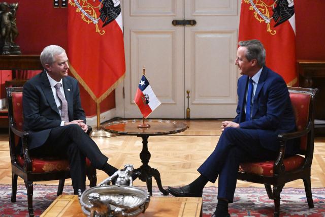 Britain's former Prime Minister David Cameron (R) talks with Chile's President Jose Antonio Kast during a meeting at the La Moneda palace in Santiago on June 10, 2026. (Photo by Rodrigo ARANGUA / AFP)