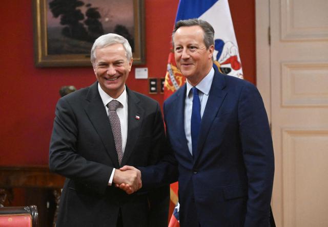 Britain's former Prime Minister David Cameron (R) shakes hands with Chile's President Jose Antonio Kast during a meeting at the La Moneda palace in Santiago on June 10, 2026. (Photo by Rodrigo ARANGUA / AFP)