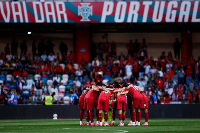 Portugal's players gather on the pitch before the international friendly football match between Portugal and Nigeria at Magalhaes Pessoa Stadium in Leiria, on June 10, 2026. (Photo by FILIPE AMORIM / AFP)