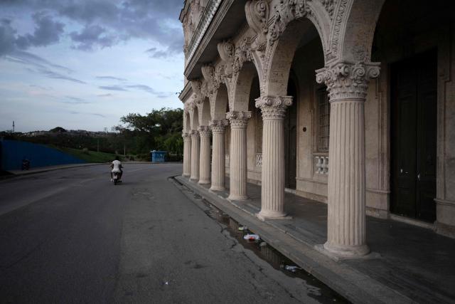 A place traditionally visited by tourists in Vedado appears empty due to a lack of visitors in Havana on June 9, 2026. The United Nations High Commissioner for Human Rights on June 8, 2026, urged the United States to "immediately" lift the sanctions that have been accumulating against Cuba since January. "Fuel restrictions imposed since early 2026 and the recent tightening of extraterritorial sanctions are directly harming Cubans, particularly the most vulnerable," Volker Turk said in a statement. (Photo by Pablo PORCIUNCULA / AFP)