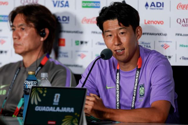 Son South Korea's forward Son Heung-min (R) speaks next to head coach Hong Myung-bo during a press conference at the Guadalajara Stadium in Zapopan, Mexico on June 10, 2026, on the eve of the 2026 World Cup football match between South Korea and the Czech Republic. (Photo by Ulises Ruiz / AFP)