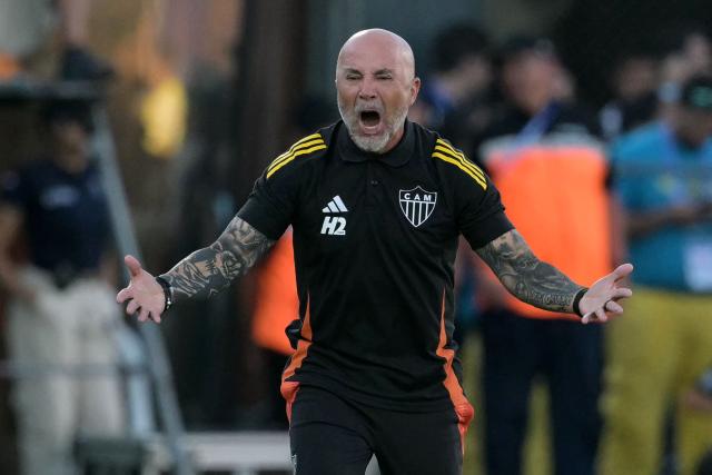 (FILES) Atletico Mineiro's Argentine head coach Jorge Sampaoli gestures during the Copa Sudamericana final football match between Argentina's Lanus and Brazil's Atletico Mineiro at the Defensores del Chaco stadium in Asuncion on November 22, 2025. Argentine Jorge Sampaoli, who managed his national team at the 2018 World Cup in Russia and Chile at the 2014 World Cup in Brazil, is set to become the new head coach of Talleres de Cordoba, where he will make his debut as a first divission manager in his home country, the club announced on June 10, 2026. (Photo by JUAN MABROMATA / AFP)