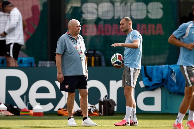 Czech Republic's head coach Miroslav Koubek (L) and forward Jan Kuchta (R) talk during a training session at Sports Arena in Zapopan, Mexico on June 10, 2026, on the eve of the 2026 World Cup football match between South Korea and the Czech Republic. (Photo by Ulises RUIZ / AFP)