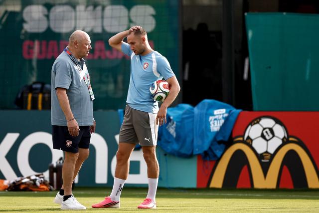 Czech Republic's head coach Miroslav Koubek (L) and forward Jan Kuchta (R) talk during a training session at Sports Arena in Zapopan, Mexico on June 10, 2026, on the eve of the 2026 World Cup football match between South Korea and the Czech Republic. (Photo by Ulises RUIZ / AFP)