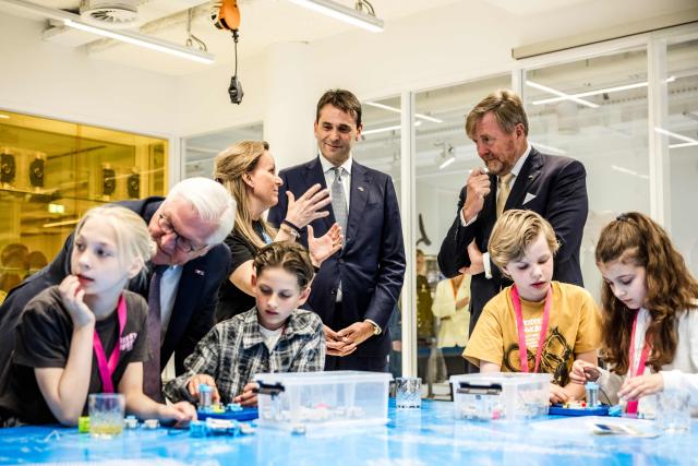 King Willem-Alexander of the Netherlands (R) and German President Frank-Walter Steinmeier (2L) speak to children during a visit to the ASML campus in Veldhoven, on June 11, 2026 as part of a three days state visit of the German President to the Netherlands. (Photo by ROB ENGELAAR / ANP / AFP) / Netherlands OUT