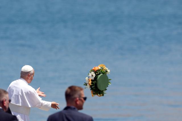 Pope Leo XIV throws a wreath to the sea to remember all the migrants who perished during their journey, at the Port of Arguineguin on the Canary Island of Gran Canaria, a place accustomed to the arrival of migrants, on June 11, 2026. Pope Leo XIV is visiting Spain June 6-12 with stops in Madrid, Barcelona, and the Canary Islands, where he will meet with migrants and organisations dedicated to helping them. (Photo by Pierre-Philippe MARCOU / AFP)